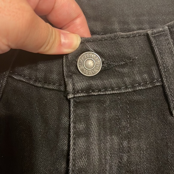 Cute black Levi’s 501 shorts, I would say it’s pretty high rise - Picture 7 of 7